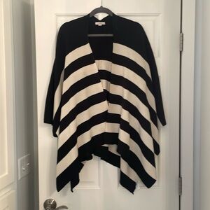 Striking Loft black and cream shawl!  Perfect for winter and layering!